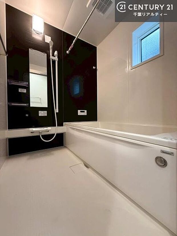 広々バスで一日の疲れをリフレッシュ。足が伸ばせるので、浴槽にもゆったりと浸かれますね!くつろぎのひと時を有意義に味わえるバスルームです。