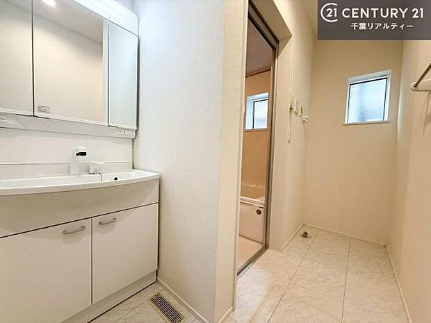 小窓付きの明るい洗面室です!湿気もすぐに入れ替えができて清潔に保つことができます!自然光が差し込むのでお化粧の仕上がりも良くなりますね!