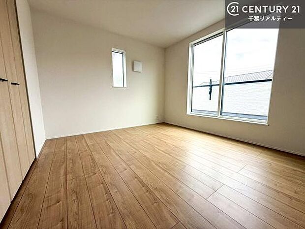 バルコニーに面している洋室です。明るく温もりがあり、換気もしっかりできます!朝起きて、外に出て背伸びをしつつ深呼吸をし良い朝を迎え入れることが出来そうですね!