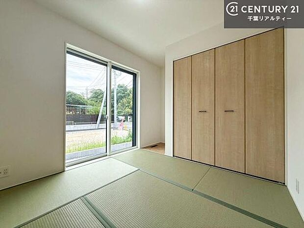 リビングと隣接した和室です!家事の休憩スペースやキッズスペースとして活用するのもよさそうですね!和室の使い方は無限大!収納スペースもたっぷりです!