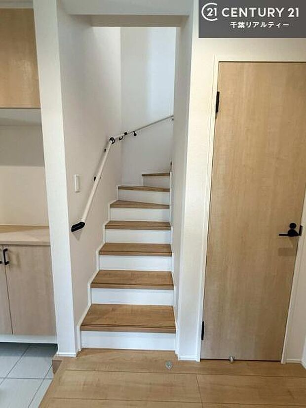 階段は明るく手摺りもついています。お子様やご年配の方も安心してご利用頂けますね。