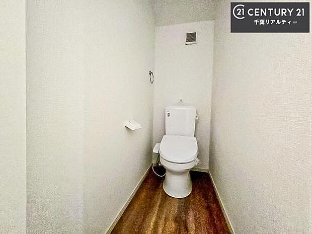 1・2階にトイレがございます!朝の忙しい時間帯も待たずにすみそうですね。白を基調とした清潔感のあるトイレでお手入れがしやすいです!