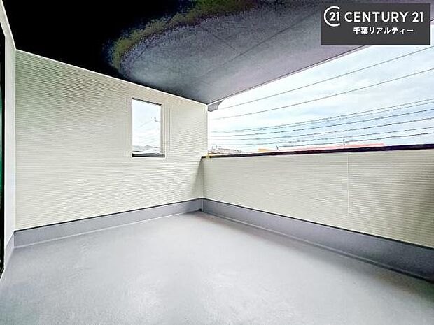 広々としているバルコニーです!お洗濯物を干すのはもちろん風に当たりながらくつろぎタイムが送れます!