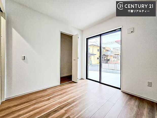 明るい室内は、風通しも良く、明るく大変居心地の良い空間となっております。リラックスして過ごせる心地の良いお部屋です!朝の目覚めがスッキリしますね!