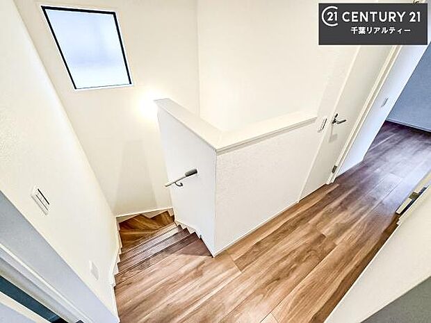 階段は明るく手摺りもついています。お子様やご年配の方も安心してご利用頂けますね。