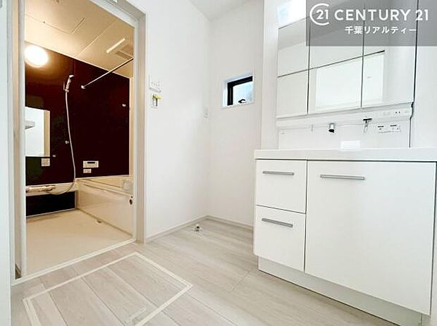 三面鏡仕様の洗面所は、身だしなみがしやすい造り!裏は収納になっています。ドライヤーやお化粧道具を片付けられるので洗面台周りをスッキリと見せることが出来ます!