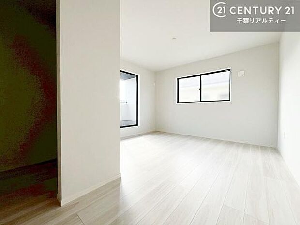 2面採光を確保した明るい室内は、風通しも良く、明るく大変居心地の良い空間となっております。リラックスして過ごせる心地の良いお部屋です!朝の目覚めがスッキリしますね!