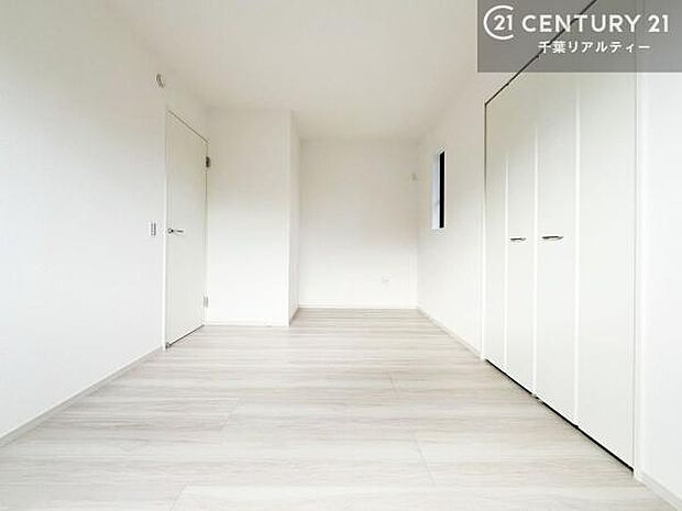 疲れて帰ってきても、ただいま!を言いたくなる、優しく迎え入れてくれる空間になっています。明るく温もり溢れる玄関です!