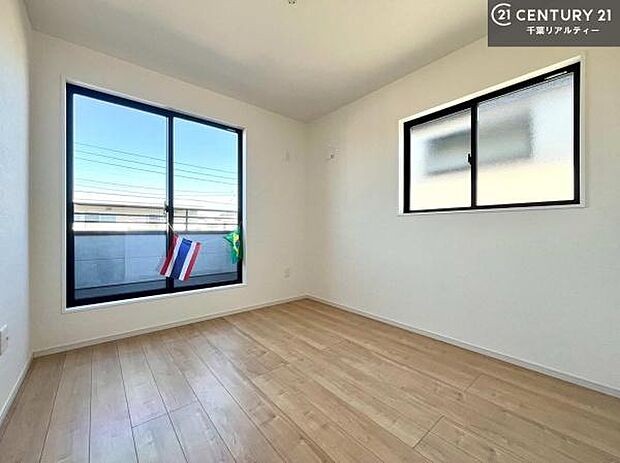 【同仕様写真】洋室は子供部屋や寝室、色々と用途多彩に利用できますね。収納力もたっぷりなので、広々気持ちよく過ごすことができます。