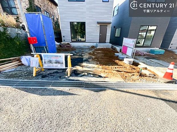 駐車スペースは2台分あります!セカンドカーはもちろん、バイクや自転車なども置き場所に困りません。