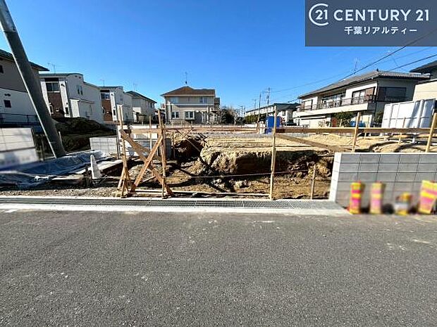 現在建築中。完成後は明るく開放的なリビングや最新設備のキッチンなど快適な空間が広がります。未完成だからこそ“新しい暮らし”への期待が高まる住まい。今しか見られない建築中の様子も必見です。