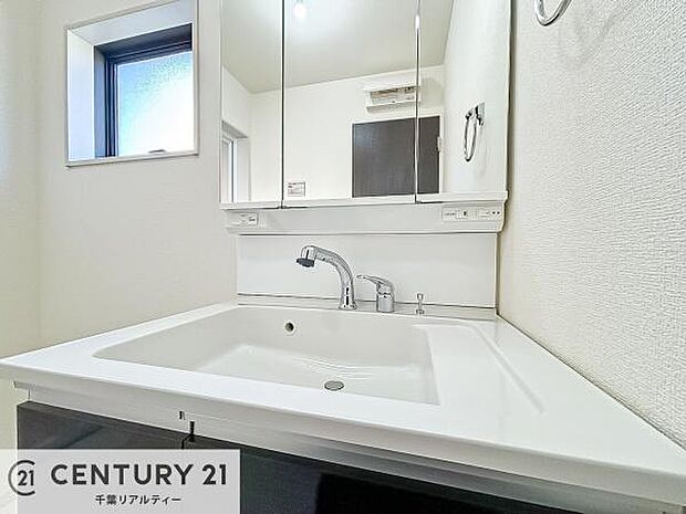 三面鏡仕様の洗面所は、身だしなみがしやすい造り!裏は収納になっています。ドライヤーやお化粧道具を片付けられるので洗面台周りをスッキリと見せることが出来ます!