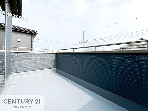 陽当たり良好なバルコニーです!晴れた日には青い空を見渡せる開放的な時間を楽しめます。