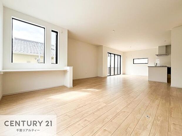 優しい陽だまりがリビングを包んでくれて居心地の良い空間を演出してくれます!くつろぎの時間を過ごせます!