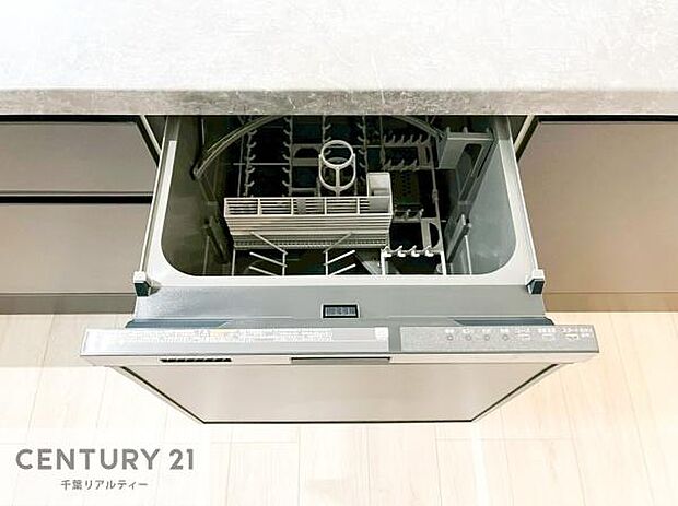 食洗機付きのキッチンです!忙しい時や手荒れ防止として大変活躍する便利な仕様です!ビルトインなのでキッチンの場所を取らず調理スペースを広く使うことが出来ます!