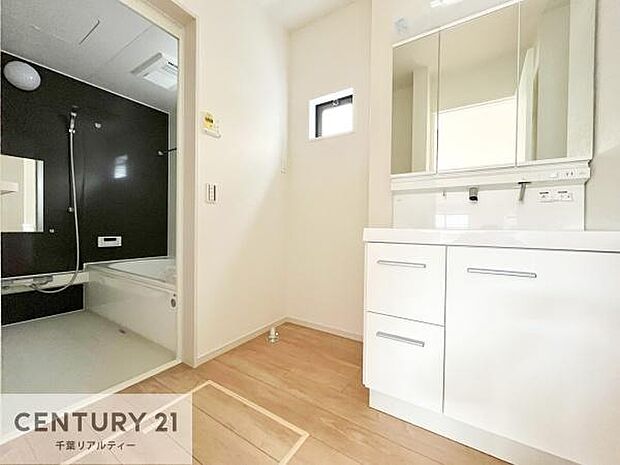 三面鏡仕様の洗面所は、身だしなみがしやすい造り!裏は収納になっています。ドライヤーやお化粧道具を片付けられるので洗面台周りをスッキリと見せることが出来ます!