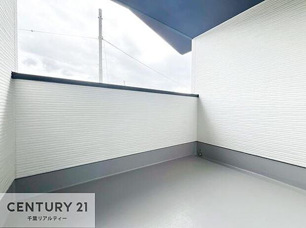 インナーバルコニー!屋根が付いているので、急に雨が降っても濡れにくく安心!強い日差しもカットしてくれるので、お天気の良い日は、お外へ出て深呼吸するのもよさそうです!