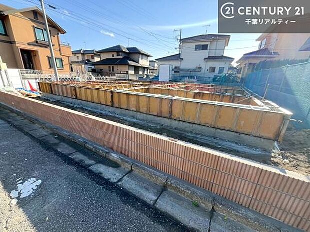 現在建築中。完成後は明るく開放的なリビングや最新設備のキッチンなど快適な空間が広がります。未完成だからこそ“新しい暮らし”への期待が高まる住まい。今しか見られない建築中の様子も必見です。