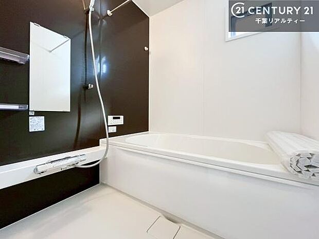 落ち着きある大人の雰囲気のバスルームは、シックなデザインでバスタイムが充実!お仕事頑張っているご褒美にお好みの匂いの入浴剤を入れて、楽しんでみてはいかがでしょうか?