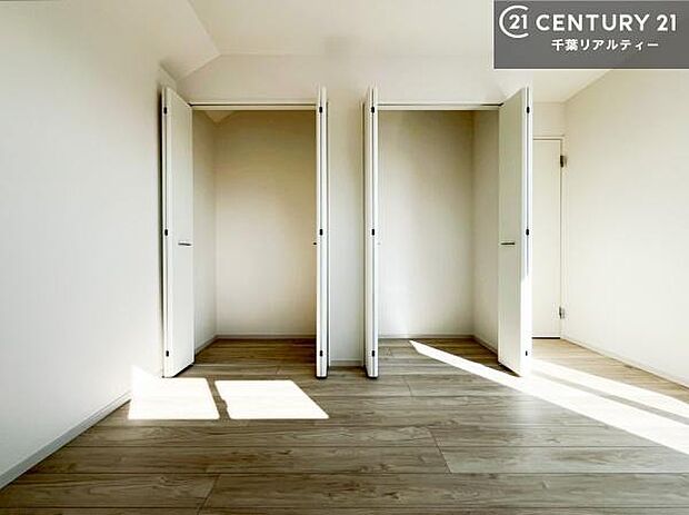 各居室収納付き!急なお客様が来客しても散らかったお部屋をサッと片付けられます!お部屋のスペースが生まれゆとりあるお部屋を演出することが出来ます!