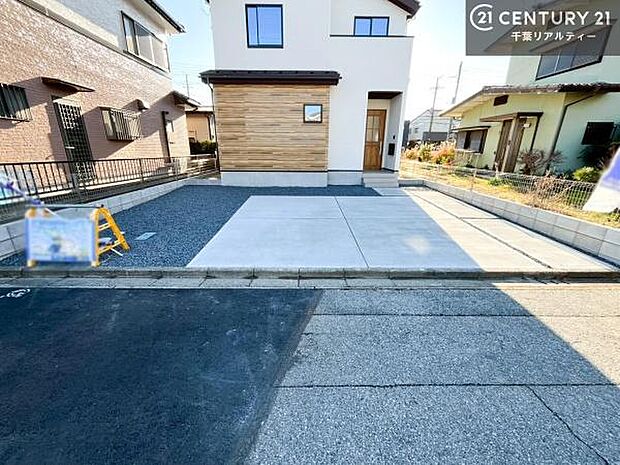 駐車スペースは3台分あります!(オプション)セカンドカーはもちろん、バイクや自転車なども置き場所に困りません。