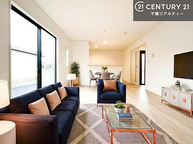 家具はCGパースです。心地良いリビングは家族が自然と集まります。家族団欒の時間が増えそうです。ご家族と、より一層充実した時間を過ごせそうですね。明るく開放的な空間です。