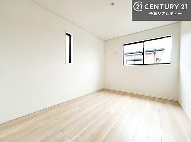 2面採光を確保した明るい室内は、風通しも良く、明るく大変居心地の良い空間となっております。リラックスして過ごせる心地の良いお部屋です!朝の目覚めがスッキリしますね!