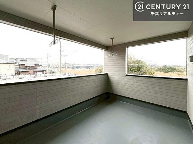 広々としたバルコニーで一日の始まりをスタート!お洗濯ものをたっぷり気持ちよく干せます!