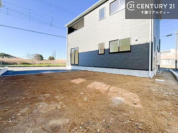 お庭スペースつき!ガーデニングや家庭菜園が楽しめてアウトドアの趣味が増えそうですね!