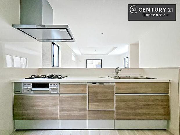 大人気の対面式システムキッチンを採用しています!ご家族のコミュニケーションが自然と増える設計です。お子様にも目が届くので嬉しいですね。広々使えて快適に作業が進みます。