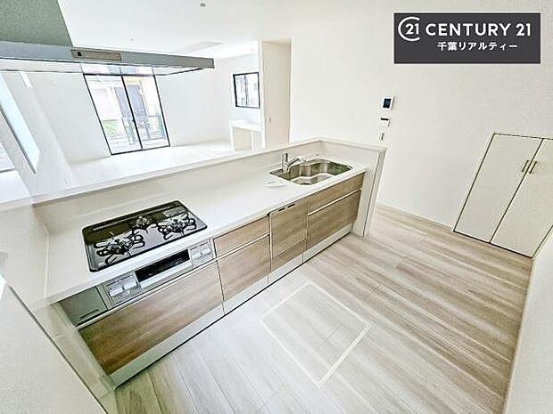 ゆとりある調理スペースで作業がしやすい快適なキッチンです!お子様と一緒にお菓子造りも楽しめる広々スペースです。楽しい調理時間になりそうですね!