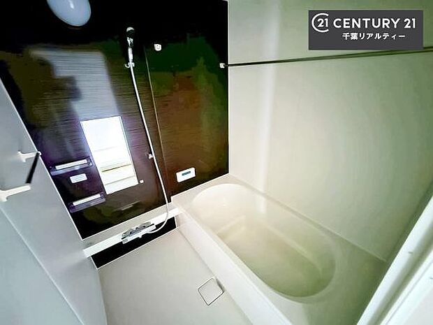 落ち着きある大人の雰囲気のバスルームは、シックなデザインでバスタイムが充実!お仕事頑張っているご褒美にお好みの匂いの入浴剤を入れて、楽しんでみてはいかがでしょうか?