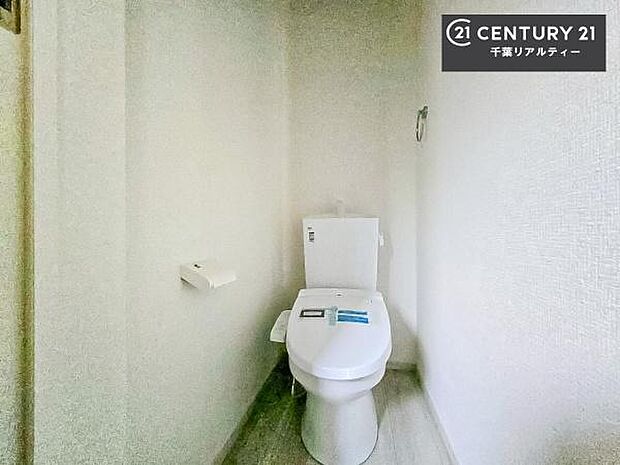 1・2階にトイレがございます!朝の忙しい時間帯も待たずにすみそうですね。白を基調とした清潔感のあるトイレでお手入れがしやすいです!