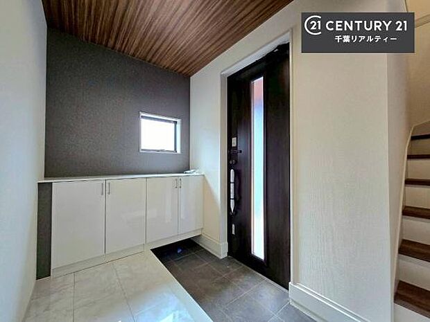 シューズボックス付きなので、玄関が片付きお掃除がしやすいです！スッキリした玄関で戸を開けた瞬間、清潔感のある心地いい空間が出迎えてくれます。