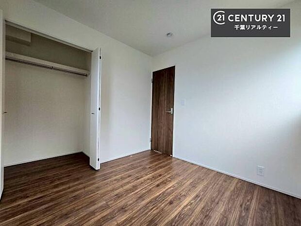 掃き出し窓がないお部屋は、お子様のお部屋としても安心です！収納スペースも充実しているので散らかったお部屋をサッと片付けられます！