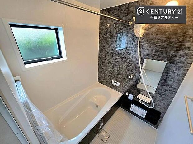 落ち着きある大人の雰囲気のバスルームは、シックなデザインでバスタイムが充実！お仕事頑張っているご褒美にお好みの匂いの入浴剤を入れて、楽しんでみてはいかがでしょうか？