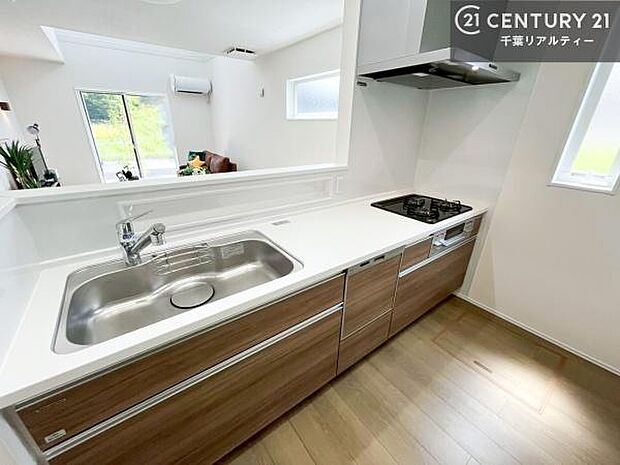 大人気の対面式システムキッチンを採用しています!ご家族のコミュニケーションが自然と増える設計です。お子様にも目が届くので嬉しいですね。広々使えて快適に作業が進みます。