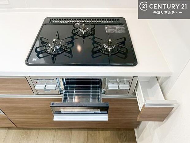 コンロは三口あるのでお料理の同時進行ができます。もちろんグリル付きです。調理スペースも広々している為作業がしやすい!使い勝手が良いシステムキッチンです!