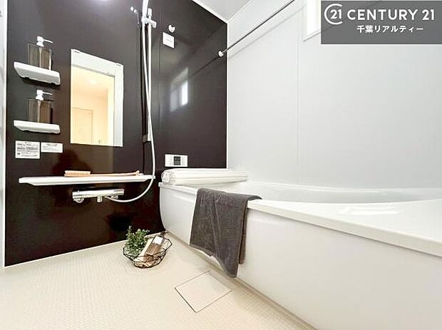 広々バスで一日の疲れをリフレッシュ。足が伸ばせるので、浴槽にもゆったりと浸かれますね!毎日のバスタイムが楽しみになります。