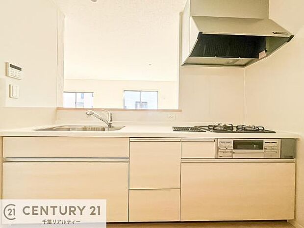 【同仕様】大人気の対面式システムキッチンを採用しています！ご家族のコミュニケーションが自然と増える設計です。お子様にも目が届くので嬉しいですね。広々使えて快適に作業が進みます。