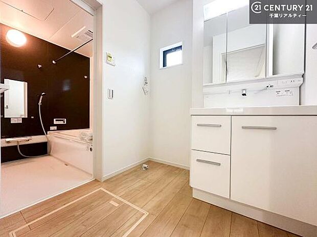 【同仕様】小窓付きの明るい洗面室です！湿気もすぐに入れ替えができて清潔に保つことができます！自然光が差し込むのでお化粧の仕上がりも良くなりますね！