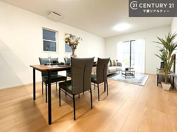 大きな窓からたっぷりの陽ざしが入る明るいリビング。開放感のあるリビングで家族団らんのくつろぎの時間を過ごせます。