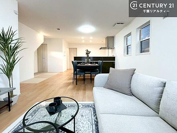 開放感のある広々LDK！ソファーやダイニングテーブルを置いても窮屈にならないので快適に過ごせます！コミュニケーションが取りやすいリビングです！