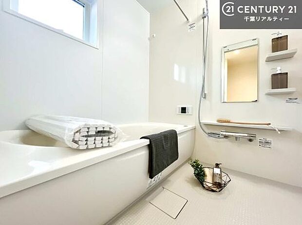 広々バスで一日の疲れをリフレッシュ。足が伸ばせるので、浴槽にもゆったりと浸かれますね！毎日のバスタイムが楽しみになります。