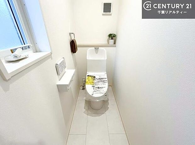 1・2階にトイレがございます！朝の忙しい時間帯も待たずにすみそうですね。白を基調とした清潔感のあるトイレでお手入れがしやすいです！