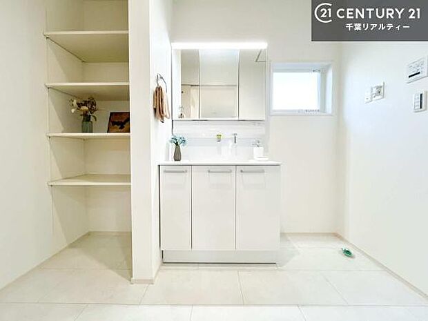リネン庫があるので収納たっぷりの洗面室！日用品のストックやバスタオルがスッキリと収納できて取り出しやすい！水回りがスッキリ片付いて気持ちの良い空間！