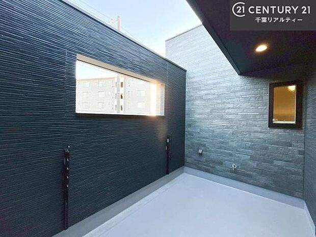 視線を遮る壁でプライバシーに配慮されたプライベートバルコニー。チェアやグリーンを配置して、休日は家族でのんびりバルコニー時間が楽しめます！