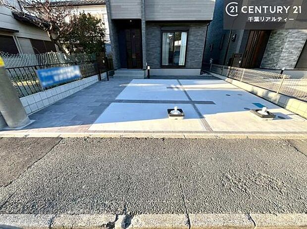 駐車スペースは2台分あります！セカンドカーはもちろん、バイクや自転車なども置き場所に困りません。