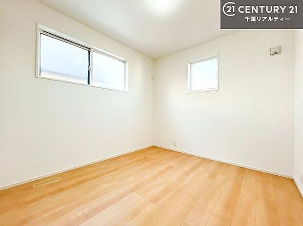 2面採光を確保した明るい室内は、風通しも良く、明るく大変居心地の良い空間となっております。リラックスして過ごせる心地の良いお部屋です！朝の目覚めがスッキリしますね！