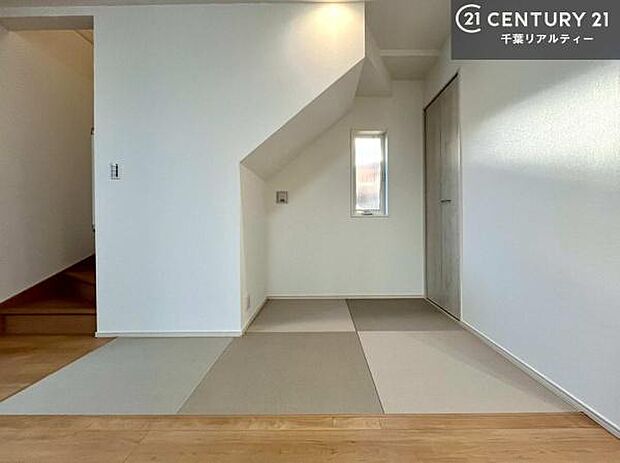 リビングに隣接したタタミコーナーは家事の合間の休憩やキッズスペースにもぴったり！